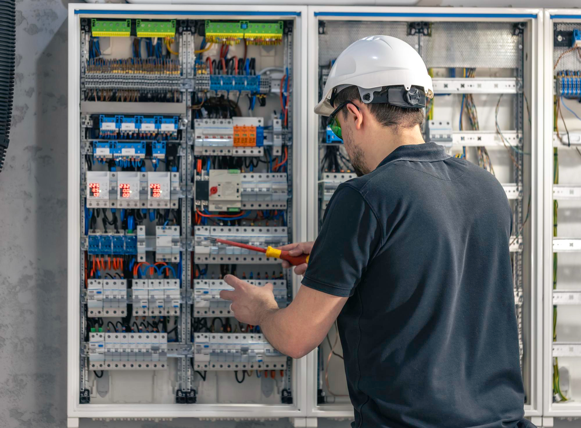 Diferença entre painel elétrico e quadro elétrico: entenda a diferença.
