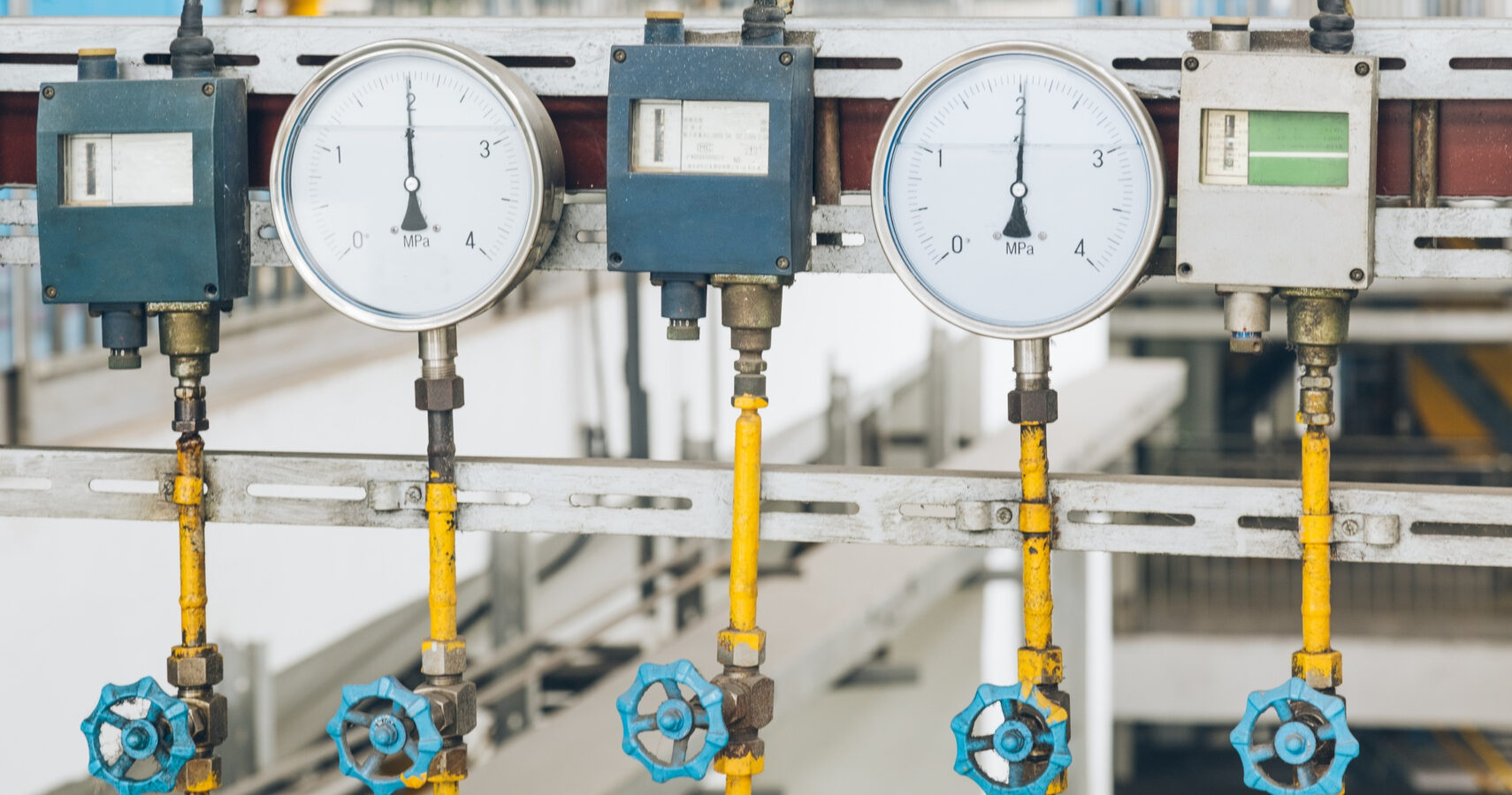 Termostatos bimetálicos NA vs. NF: quando usar cada modelo no seu projeto?